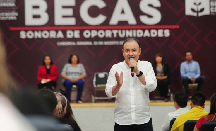 EL GOBERNADOR ALFONSO DURAZO  Destaca beneficios de becas en los jóvenes