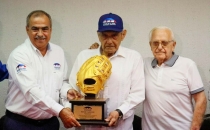 Al Bat...El Guante de Oro a “Ronnie”