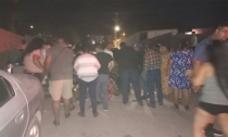 ALTERADO MOTOCICLISTA  Arremete contra multitud