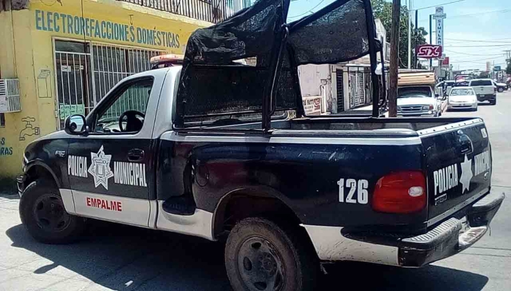 Sorprende a sujeto asomándose a su vehículo