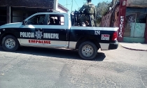Detienen a cholo por escandalizar y robar gallo de pelea
