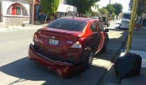 EN ESTACIONAMIENTO DE NEGOCIO Ocurre choque por retroceso
