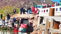 EN PUENTE DOUGLAS  Se ahoga mujer en accidente