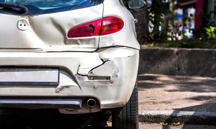 Choca en retroceso contra auto estacionado