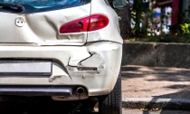 Choca en retroceso contra auto estacionado