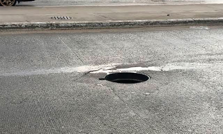 Cae vehículo de la CEA a alcantarilla