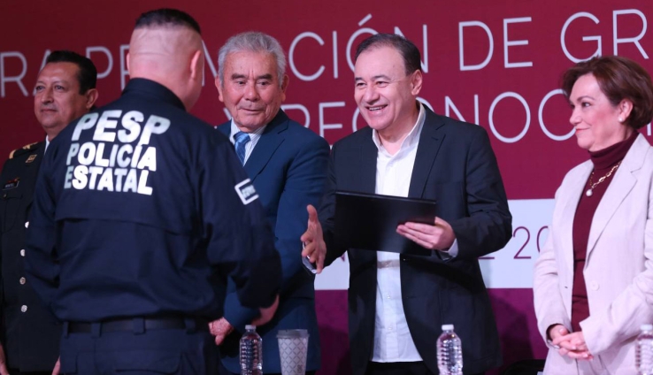 El gobernador Alfonso Durazo Otorgan ascensos a agentes de la PESP