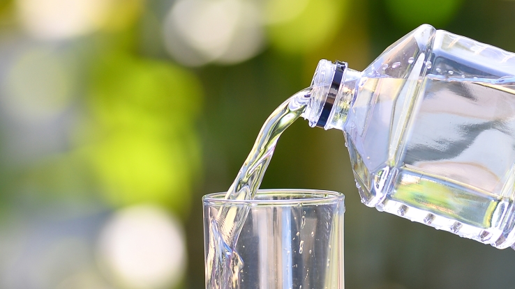 Para evitar deshidrataciones. Recomiendan ingerir ocho vasos diarios de agua