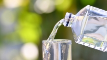 Para evitar deshidrataciones. Recomiendan ingerir ocho vasos diarios de agua