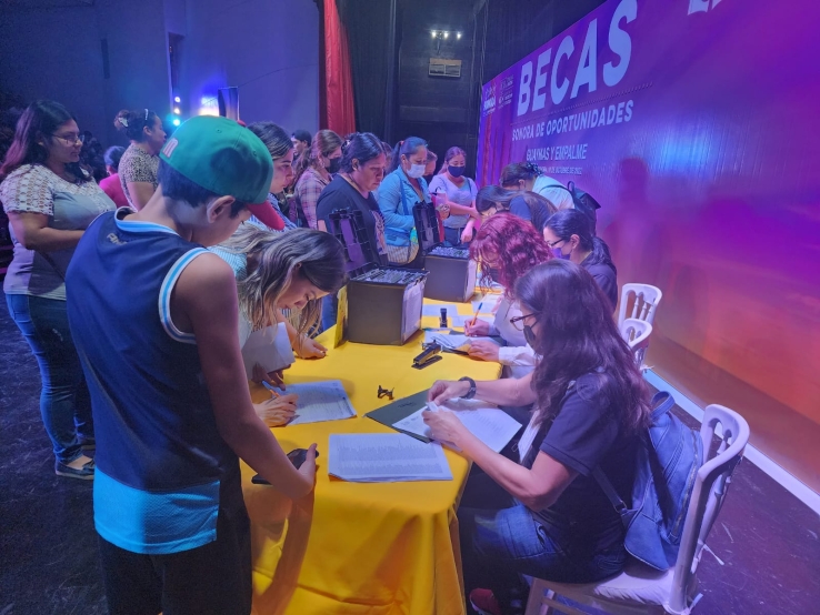 Benefician a 2 mil 638 estudiantes con becas