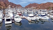 En Marina de San Carlos Cae vehículo al mar