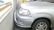 Se impacta vehículo contra pared de vivienda