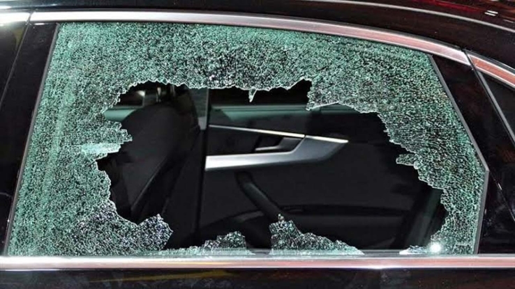 Dañan y roban en vehículo estacionado