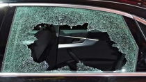 Dañan y roban en vehículo estacionado
