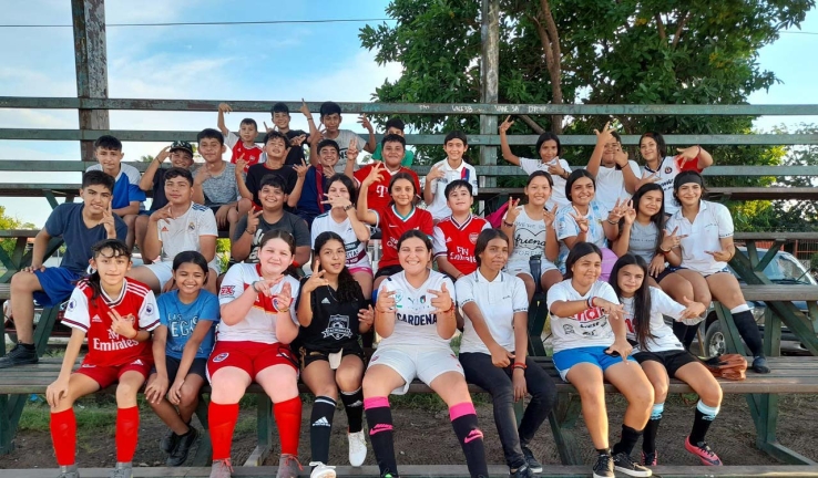 Jóvenes limpian el campo de futbol “Mario Calderón”