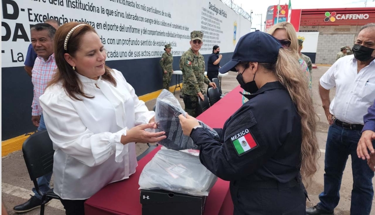 Apoyarán a policías a concluir su preparatoria: Alcaldesa Karla Córdova