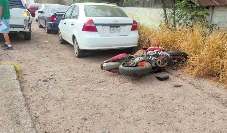 Aparatoso accidente deja a motociclista lesionado
