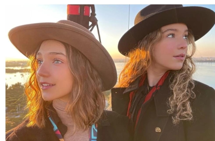 Mía y Nina Rubín viajan al estilo Emily en París a sitios icónicos de Francia
