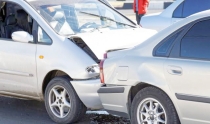 EN EL CENTRO  Choca contra pick up estacionada