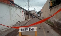 AL CAERSE POSTE  Deja sin energía a Banco