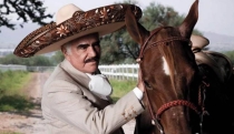 Honran a Vicente Fernández con monumental altar de muertos