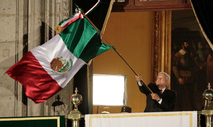 CON ZÓCALO ABARROTADO Da Grito de Independencia López Obrador