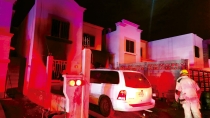 INFANTES DE MARINA Y POLICÍA  Salvan de morir a familia