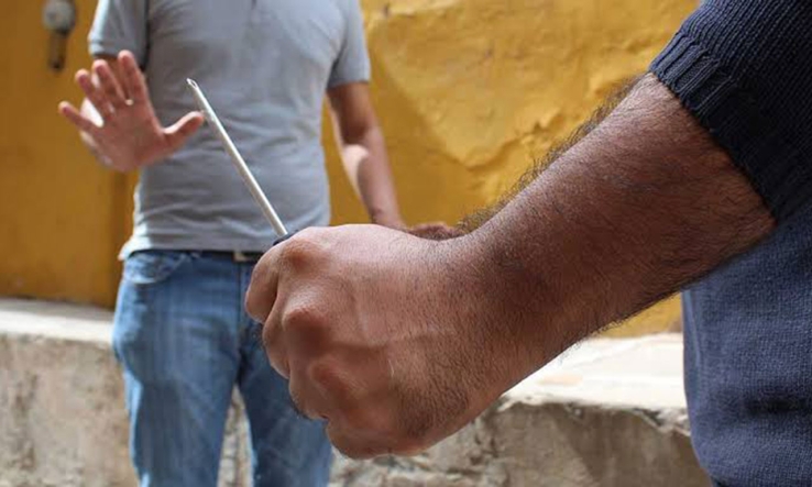    Amenaza con desarmador a transeúntes