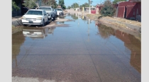 RESIDENTES DE CALLE GUADALUPE VICTORIA  No aguantan la peste de agua de drenaje