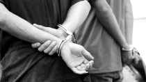 A DOS PRESUNTOS LADRONES Sorprende vecino en su patio
