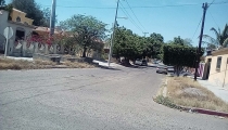 Por no comprarles cerveza golpean a vecino del oriente