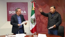 Rinde protesta ante titular de la SEC Asume cargo primer rector de Universidad Yaqui