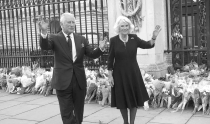 Tras la muerte de Isabel, Carlos llega como rey a Buckingham
