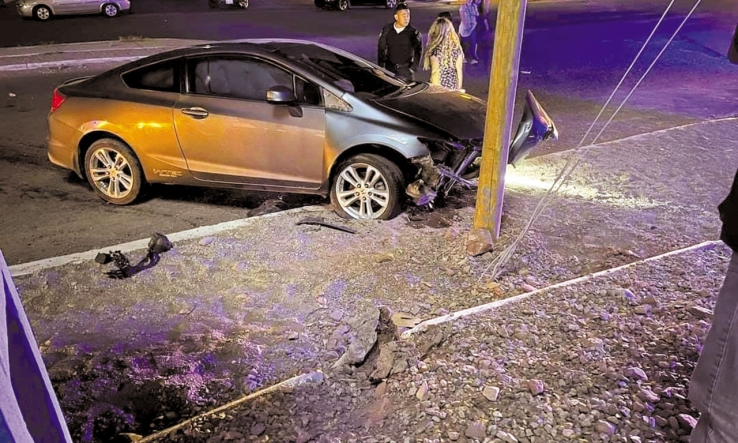 EN GUAYMAS NORTE  Choca contra poste de madera