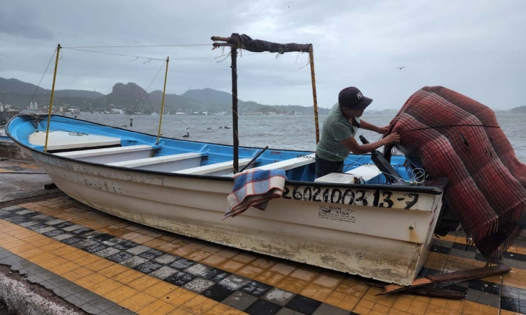 POR FUERTES VIENTOS Y LLUVIA Protegen pescadores a embarcaciones