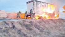 RESULTA LESIONADO CHOFER  Choca y se incendia camión