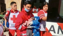 Indigente da a luz bebé