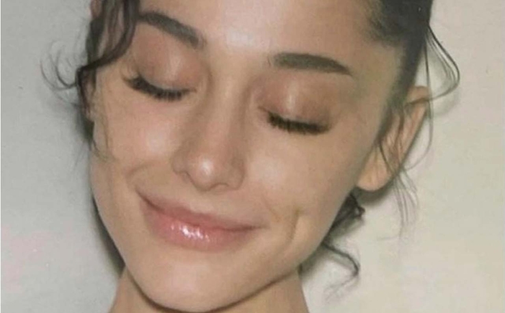 Ariana Grande predica con el ejemplo: posa al natural y se ve mejor que nunca