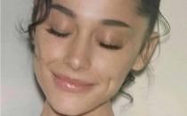 Ariana Grande predica con el ejemplo: posa al natural y se ve mejor que nunca