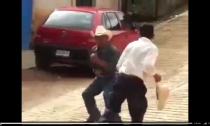 Detienen a dos ebrios por intercambiar golpes