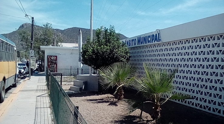 Arrestan a presunto drogadicto por dañar auto