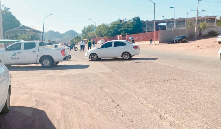 Vecinos bloquean bulevar