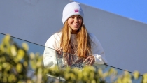 Shakira reaparece en el balcón de su casa con una sudadera &#039;de la venganza&#039;