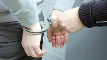 Arrestan a agresivo vecino