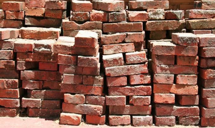    EN VIVIENDA DEL CENTRO  Roban material para la construcción