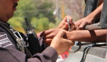Detienen a dos trabajadores agrícolas por peleoneros