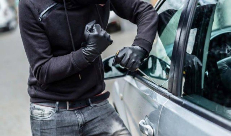 Sorprenden a sujeto dentro de auto ajeno