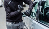 Sorprenden a sujeto dentro de auto ajeno