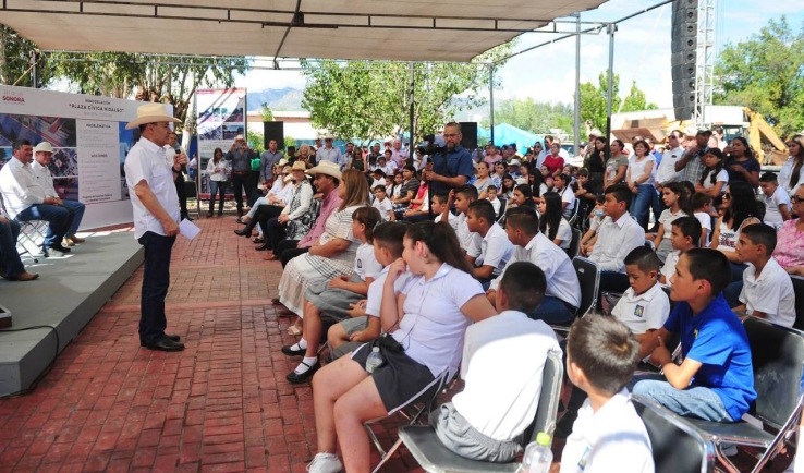 EN BAVISPE  Entrega Gobernador plaza cívica