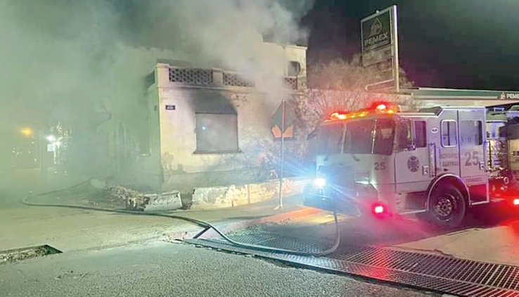 FRENTE AL MALECÓN TURÍSTICO  Se incendia basura en interior de casa abandonada